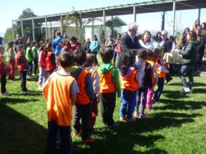 Ο Διευθυντής της Πρωτοβάθμιας Εκπαίδευσης Πέλλας κ. Τσαλικίδης Νικόλαος επιβραβεύει τους μικρούς μαθητές με τον κότινο